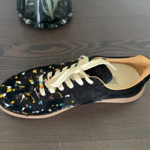 Maison Margiela sneakers -  Säljer riktigt fett maison margiela skor som är perfekta nu till sommaren🏖️ | Garanterat att du får alla brudar när du använder maison margiela skor |  helt ny storlek 43 skriv vid frågor 🙌