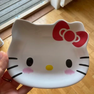 Hello kitty tallrik  - En liten tallrik med hello Kitty på. Jag har använt den till att ha smycken på den. Inga defekter. 