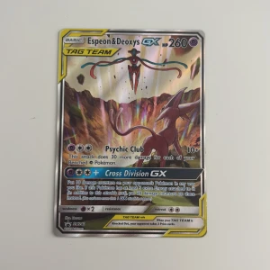 Espeon & Deoxys GX TAG TEAM - Cool Pokémonkort med Espeon & Deoxys i ett episkt samarbete! Perfekt för samlare och fans av Pokémon TCG. Kortet har snyggt holografiskt motiv och är en favorit bland pokemon-korts-älskare. Kortet är i fint skick då jag hade gett det en 9/10, Ifall ni har några frågor är det bara att höra av er, ifall ni är intresserade av pokemon kort kolla gärna mer på min profil!