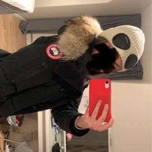 Svart vinterjacka Canada Goose - Säljer min svarta ÄKTA Canada Goose vinterjacka pågrund av att jag vill köpa en annan vinterjacka. Använt 2 vintrar men är i bra skick. Inga fläckar eller hål nånstans. Väldigt varm och stor luva med fin päls, flera fickor. Pris går att diskutera. Skriv till mig för mer bilder och bevis på att den är äkta.💕(Kan även mötas upp i närheten av Södertälje/Stockholm)