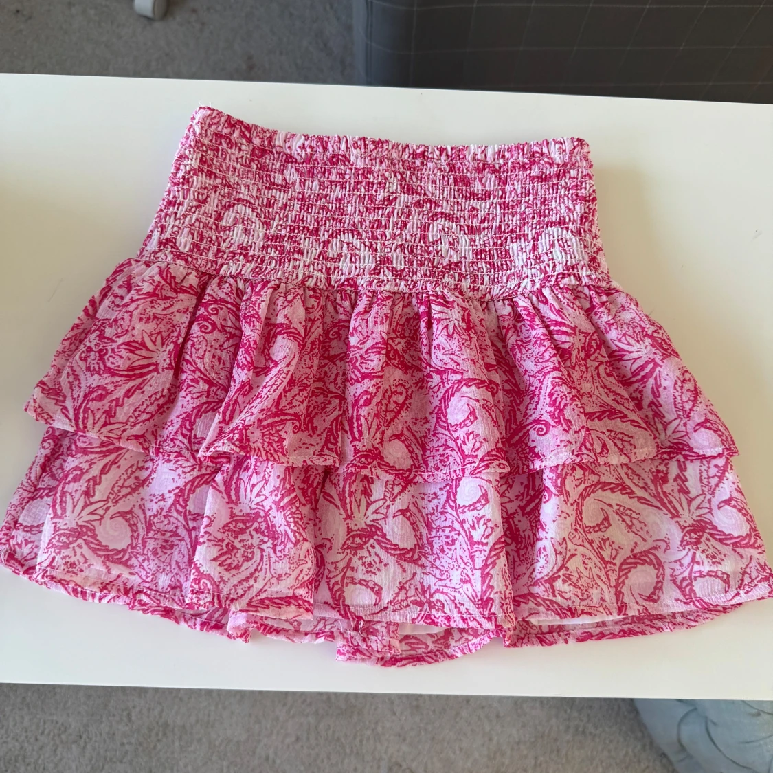 Rosa volangkjol med mönster