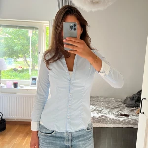Ljusblå skjorta - Super fin ljusblå figursydd skjorta från H&M🩵hör av dig vid frågor!!