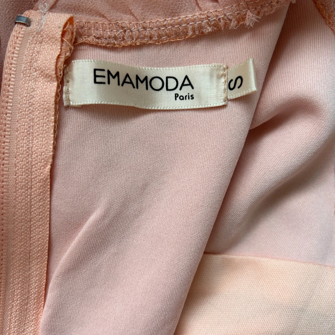 Persikofärgad spetsklänning märke Emamoda Paris - 3