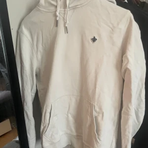 Morris Newton hoodie - Säljer en Morris hoodie som jag knappt använt. Den är vit och stillren med Morris loggan broderad på bröstet. Skicka om ni har frågor.