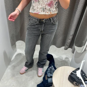 Weekday jeans - Gråa jeans från weekday i mycket bra skick . Storlek 36-38 modellen pin mid straight jeans. Lowwaist raka jeans 