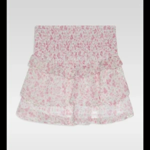 Blommig volangkjol från Gina Tricot - Superfin kort volangkjol från Gina Tricot young i strl 158/164 men passar mig som har xs/s🩷 Den har en fläck därav priset☺️