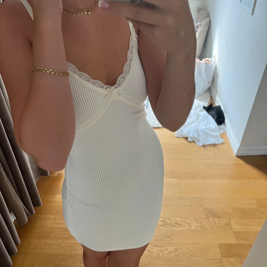 Vit ribbad kortklänning med spets