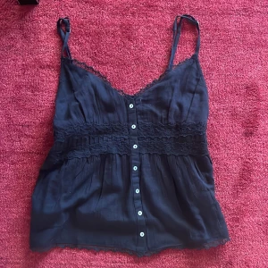 Säljer denna fina svarta topp från zara! - Storleken på toppen är M, den är i nyskick då den endast använt en gång! Toppen är perfekt när man vill vara extra fin till vardags till exempel!