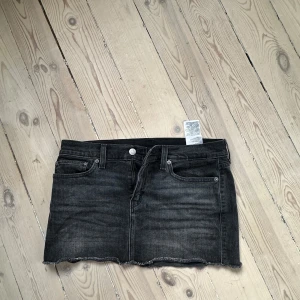 Svart jeanskjol från Levi's - Cool svart jeanskjol från Levi's. Är helt oanvänd!