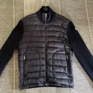 Moncler cardigan - Tjena, säljer nu dessa riktigt snygga och populära Moncler cardiganen i mycket bra skick, inga skador, hör av er vid frågor och funderingar🙌🤝