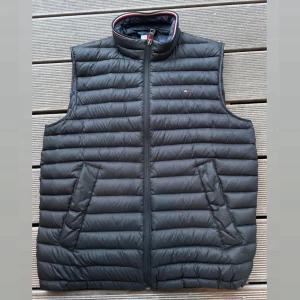 Dunväst Tommy Hilfiger - Tja! Säljer en helt oanvänd mörkblå dunväst från Tommy Hilfiger. Hör av dig om du har någon fråga.
