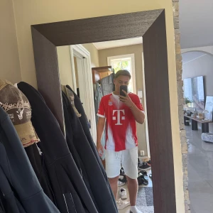 Bayern München Müller #25 matchtröja - Säljer en röd och vit Bayern München fotbollströja från Adidas med Thomas Müller #25 på ryggen. Riktigt snygg tröja med fin kvalité, tröjan är köpt utomlands, helt oanvänd ! 