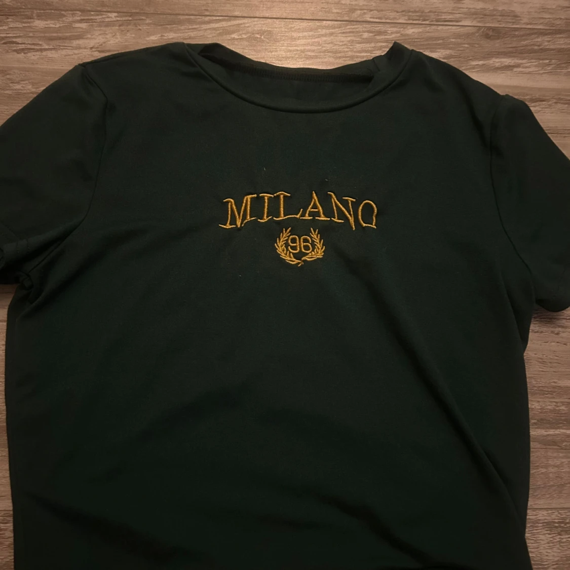 Mörkgrön Milano t-shirt från SHEIN