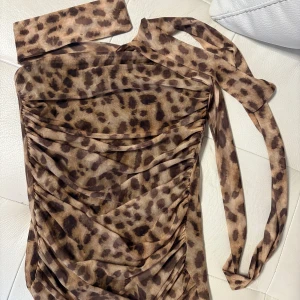 Leopard topp - Leopard topp från zara i S som man kan knyta runt halsen super fin