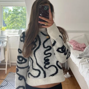 Vit och svart stickad tröja Monki - Säljer en supermjuk stickad tröja från Monki i vit med svarta abstrakta mönster. Tröjan har rund halsringning, långa ärmar och ribbade muddar. Perfekt för dig som gillar en cool och unik stil! Storlek xxs men passar mig som är xs/s