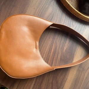 Väska från Stylein  - Stylein Yardly mini bag - beige. Nypris 1600 kr. Inga anmärkningar på väskan. Endast använd 3 gånger 