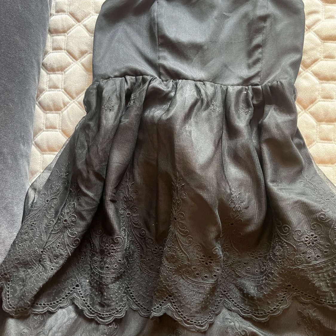 Svart volangklänning utan band  - 1