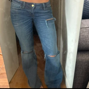 Lågmidjade jeans - Jättefina jeans från Weekday-cheap monday. Dom är omgjorda. Storlek 28x32. Midjemått är 36cm och Innerbenslängd är 84 cm. 