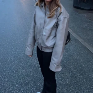 Vero Moda  - Skinnjacka från vero Moda! Super fint skick. Första och sista bilden är mest likt ur färgen ser ut! 