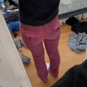 Lågmidjade jeans - Säljer dessa jättefina lågmidjade röda jeansen. Knappar och detaljer på fickorna. Storlek 29/32. Raka/lite botcut i passformen men lite för små för mig och därav lite tighta. 