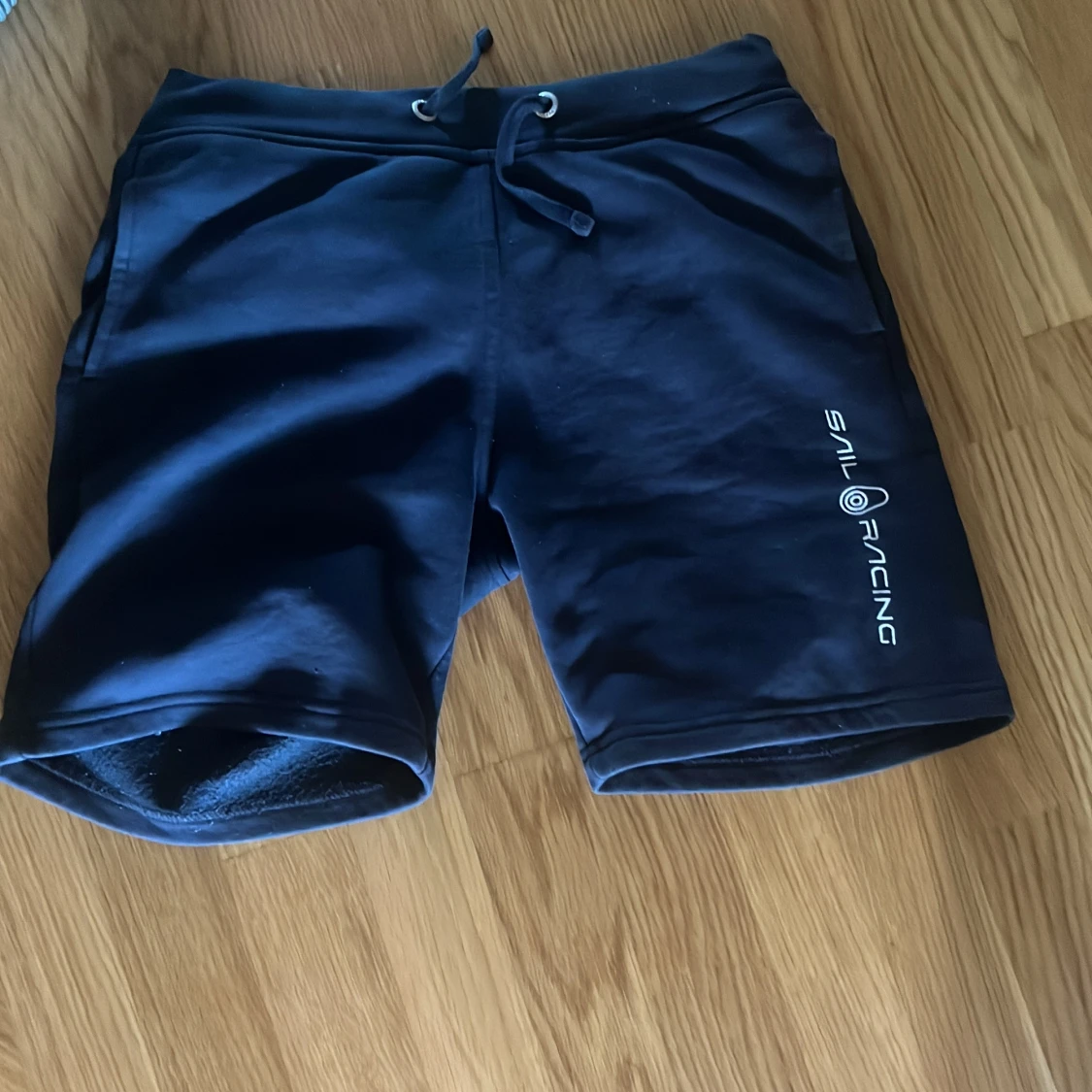 Mörkblå Sail Racing shorts med snörning
