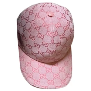 Rosa keps från Gucci med GG-mönster - Snygg rosa keps från Gucci med ikoniskt GG-mönster över hela kepsen. Klassisk böjd skärm och justerbar passform. Tillverkad i bomullsmix med exklusiv känsla och tydlig logga både utvändigt och på etiketten inuti.