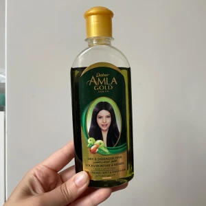 Dabur Amla Gold Hair Oil - Populär olja känd i Mellanöstern. Oljan är framtagen för torrt och skadat hår och innehåller amla-extrakt som stärker och ger glans. 