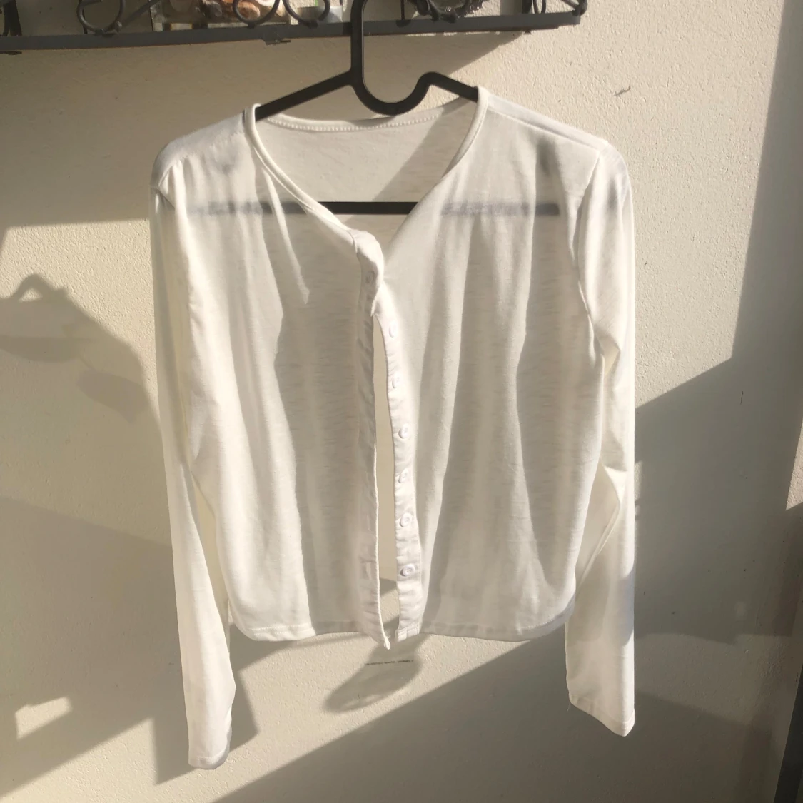 Vit tunn kofta med knappar - 2