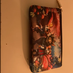 Nässesär med Musse och Helium  - Nässesär med färgglatt tryck av tecknade möss och svampar från 'Musse & Helium'. Praktisk dragkedja upptill och mjukt material. Perfekt för att hålla ordning på kort och småsaker i väskan.