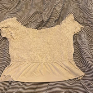 OffShoulder topp från Gina Tricot - Supersöt offshoulder topp från Gina Tricot.💕