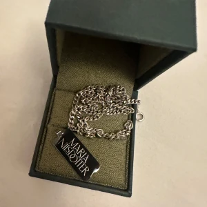 Silverkedja Maria Nilsdotter - Säljer eller byter gärna mot samma kedja fast i längd 50. Hör gärna av dig vid intresse av att köpa, eller om du har denna kedja och vill byta🩷