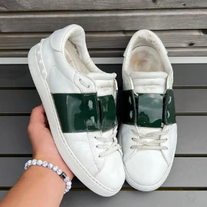 Valentino Open - Säljer dessa sjukt feta valentino opens! Självklart äkta. Valentino dustbag ingår! Size 40,5 fits 41! Skick 8/10. Hör av dig vid andra frågor eller funderingar 🤩