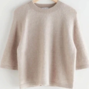 Stickad kortärmad tröja  - INTRESSEKOLL!! Super fin stickad tröja!!🩷