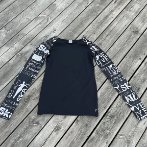 Konståknings tröja från  elitXpression - Långärmad topp från Xpression med svartvita tryck på ärmarna. Perfekt till träning på isen eller fys. Stolek S ✨⛸️🌸💕mycket lite använd NYPRIS 495kr 