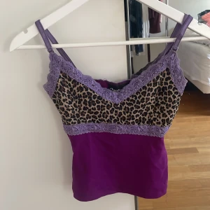 Topp - Säljer en unik linnetopp från Impuls i storlek XS. Toppen har leopardmönstrad överdel med lila spetsdetaljer! 