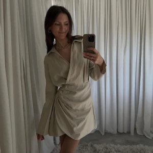 Beige omlottklänning med krage - Säljer denna supersnygga beigea sommarklänning från lemagda! Använd max 3 ggr så det är bra skick 🥰🥰