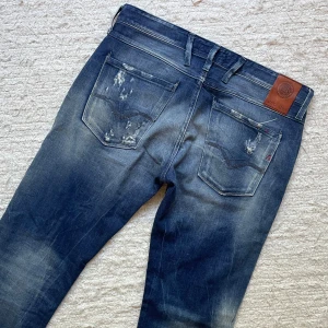 REPLAY ANBASS MED SLITNINGAR - Säljer nu dessa sjukt snygga replay jeans i en unik design!🌤️ | Modellen kallas ”Anbass” och sitter slim!✅ | Hör av dig vid minsta fråga eller fundering!🫰🏻👑