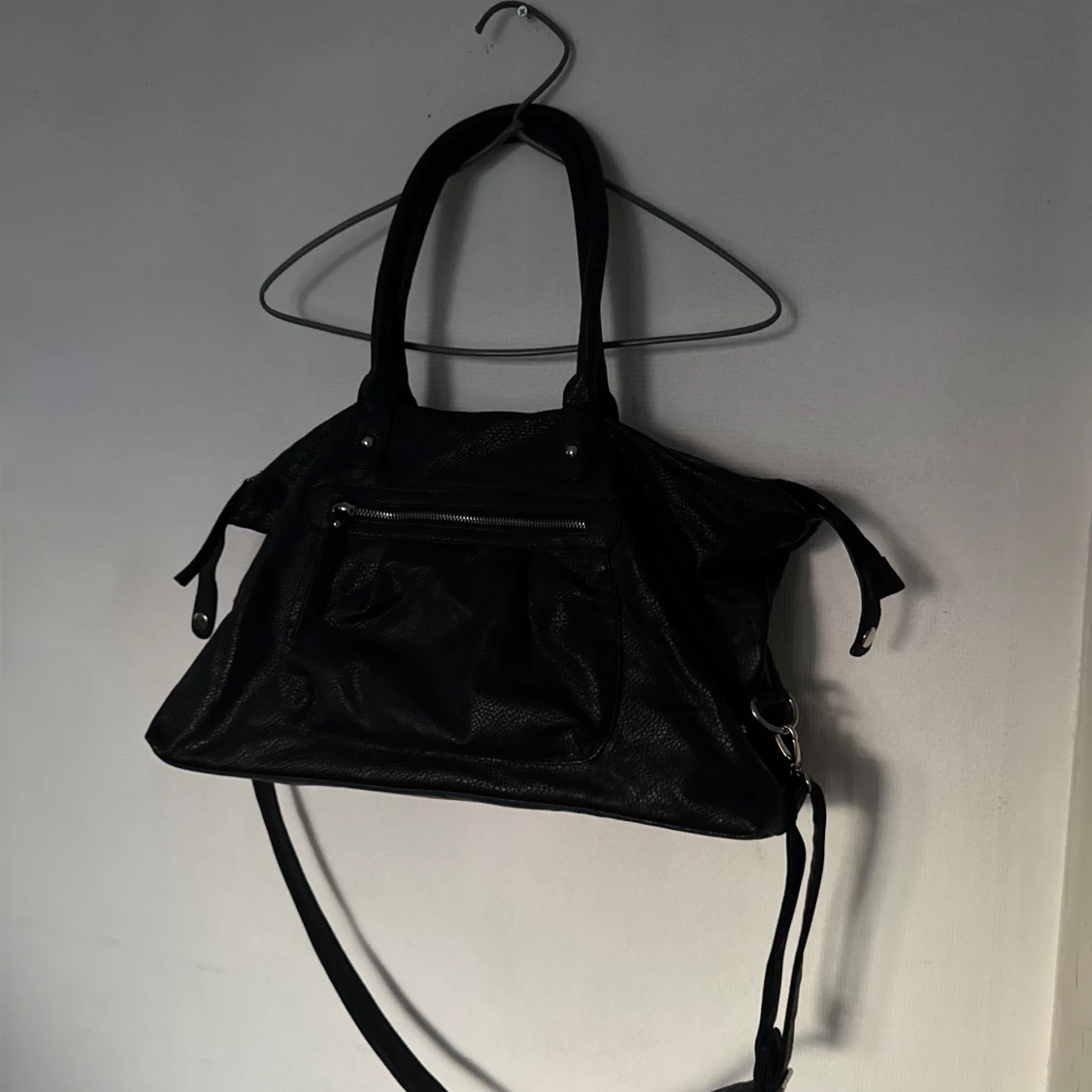 Svart axelväska i skinnlook - 1
