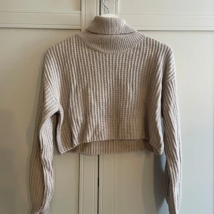 Stickad tröja - Beige stickad tröja med krage i storlek S