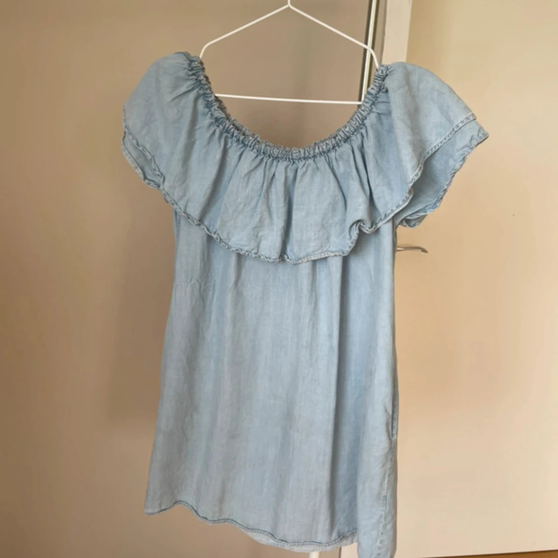 Off shoulder jeansklänning - 3