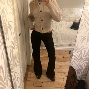 Svarta lågmidjade jeans - Säljer ett par jättesnygga kostymbyxor i jeanstyg som sitter svinsnyggt på. Lite slitna längst ner pga lite för långa för mig som är 168cm. På sista bilden ser man bättre själva modellen på jeansen, som pressvecket mm. För frågor skriv💖