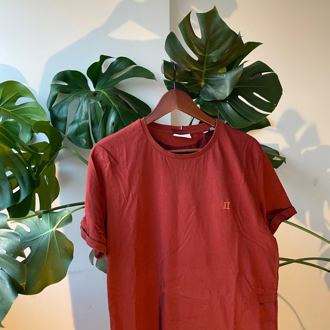 Röd t-shirt med broderad detalj - 1