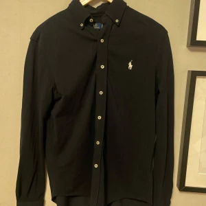 Mörkblå skjorta från Polo Ralph Lauren - Mörkblå skjorta från Polo Ralph Lauren featherweight mesh helt oanvänd och i nyskick