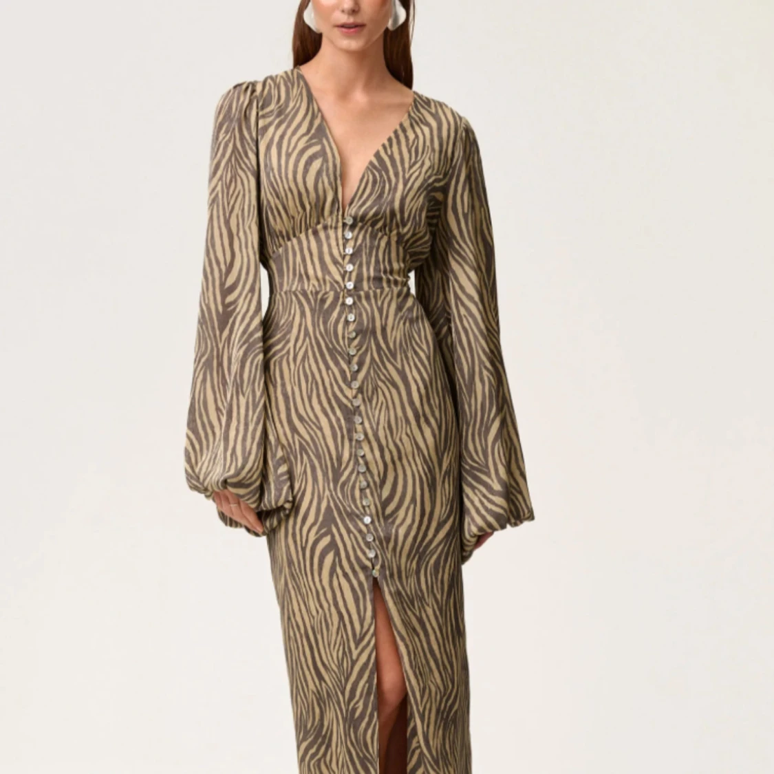 Zebramönstrad långklänning med v-ringning