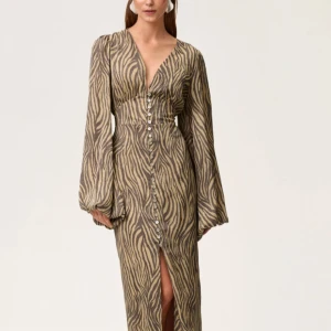 Zebramönstrad långklänning med v-ringning - Snygg långklänning med zebramönster i beige och brunt från Adoore. Saknas 2 knappar! Str 36
