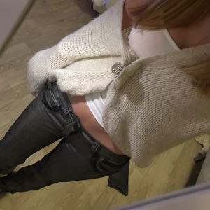 Skinnbyxor från SISSI med svarta detaljer - Säljer dessa snygga lågmidjade skinnbyxor från SISSI med svarta detaljer på fickorna. Säljer då de blivit för små. Byxorna har en låg midja och är mindre i storleken än vad det står, det står 40 men skulle mer säga att det är 36/34. Pris kan diskuteras!!