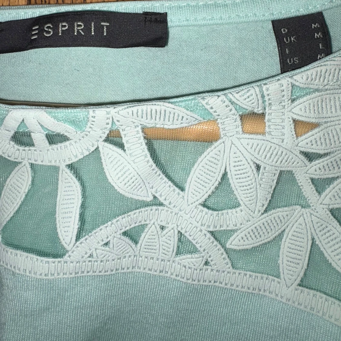 Mintgrön top  med spets från Esprit - 2