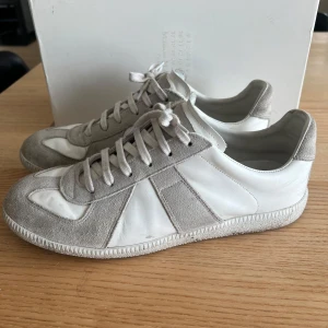 Maison Margiela GATS  - Tja! nu säljer jag dessa extremt eftertraktade Maison Margiela GATS, dessa har blivit använda ganska så mycket men har fortfarande mycket kvar att ge. Box och dustbags ingår 👁️kan även förmodligen ta fram digitala kvittot 🧾/ nypriset på dessa ligger runt 6600kr på farfetch, mitt pris 2999kr! Priset går att justera 💴 men tar ej emot skambud! 🙅‍♂️ 