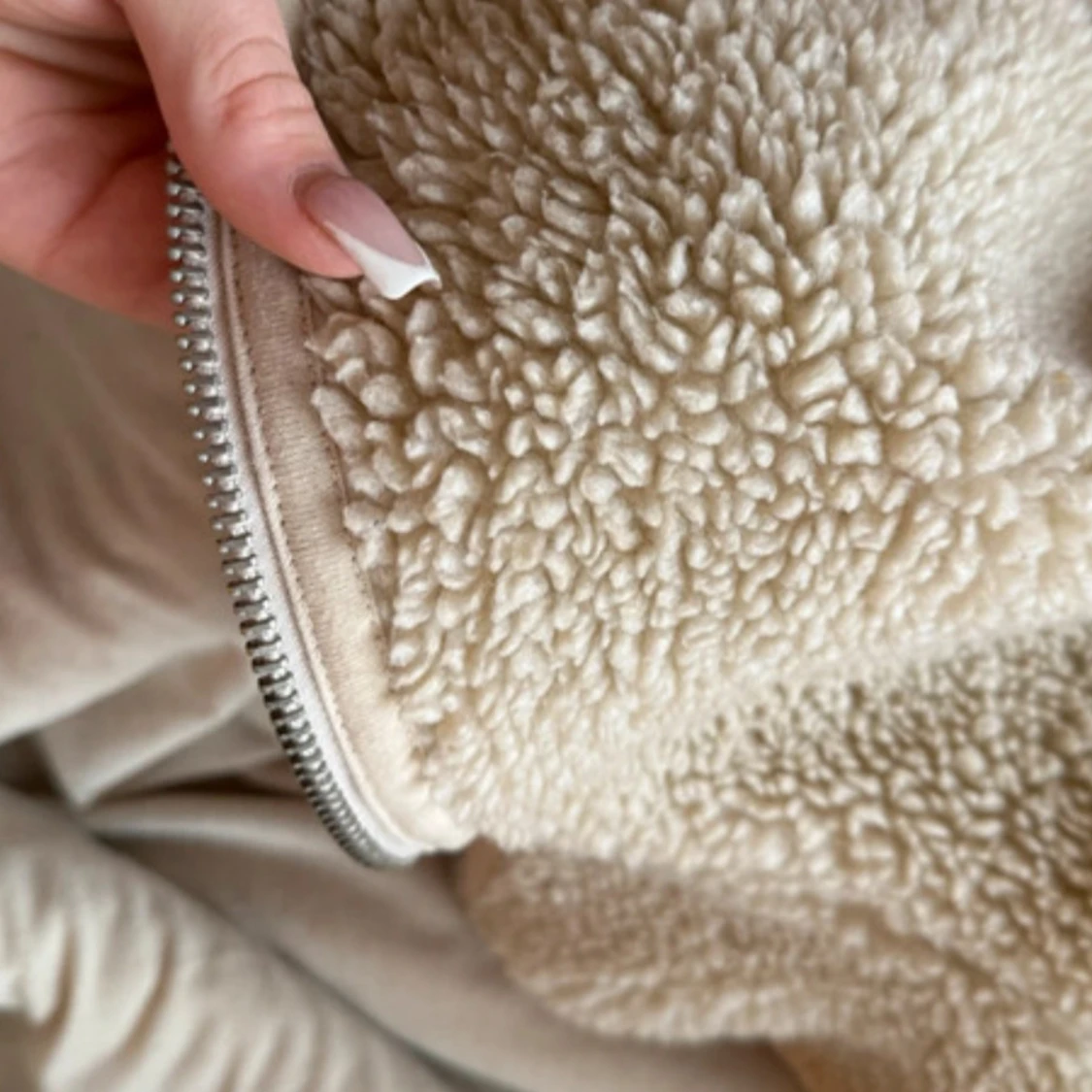 Beige teddyjacka från Weekday M - 3