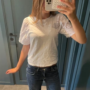 vit T-shirt med detaljerade armar - Fin tröja från H&M. Storlek XS💕🫶🏼🌸